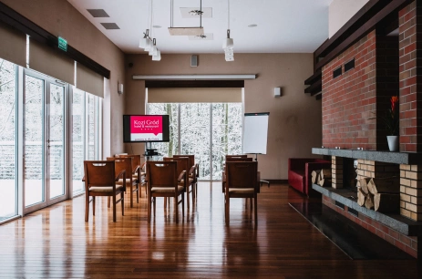 Sala konferencyjna Kominkowa Sala VIP w Kozi Gród Hotel & Restaurant Pomlewo