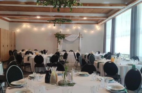 Sala konferencyjna Sala V Pod Dębem w Centrum Wypoczynkowo - Konferencyjne Trzy Jeziora Wieleń Zaobrzański