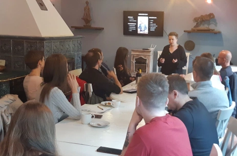 Sala konferencyjna Sala Kominkowa w Ekosamotnia w leśnym ogrodzie Kraków