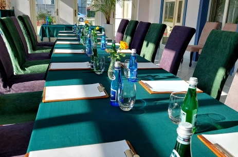 Sala konferencyjna Sala konferencyjno-bankietowa Powozownia w Pałac Dąbrówka  Rawicz