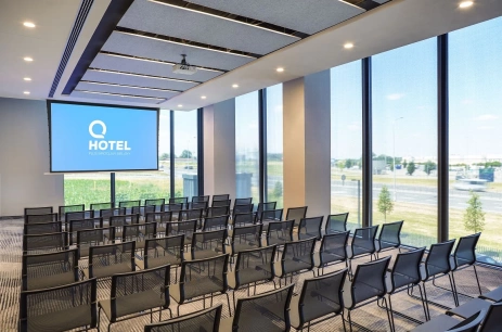 Sala konferencyjna Boardroom F w Q Hotel Plus Wrocław Bielany Wrocław