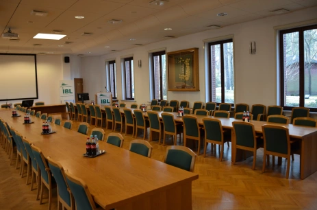 Sala konferencyjna Sala SOSNA na parterze w głównym budynku IBL w Centrum Konferencyjno-Wystawiennicze Instytutu Badawczego Leśnictwa Warszawa
