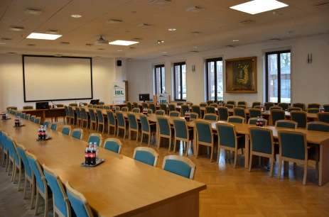 Sala konferencyjna Sala SOSNA na parterze w głównym budynku IBL w Centrum Konferencyjno-Wystawiennicze Instytutu Badawczego Leśnictwa Warszawa