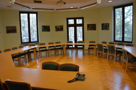 Sala konferencyjna Sala BLUSZCZ na parterze w głównym budynku IBL w Centrum Konferencyjno-Wystawiennicze Instytutu Badawczego Leśnictwa Warszawa