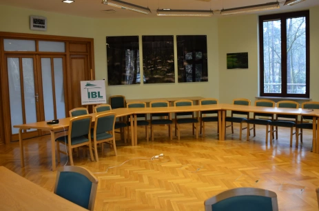 Sala konferencyjna Sala BLUSZCZ na parterze w głównym budynku IBL w Centrum Konferencyjno-Wystawiennicze Instytutu Badawczego Leśnictwa Warszawa