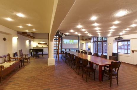 Sala konferencyjna Sala teatralna z kominkiem w Folwark Badowo Badów Górny