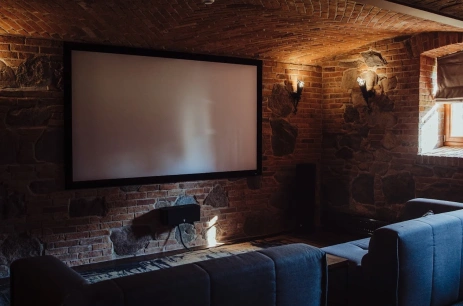 Sala konferencyjna Sala kinowa z rzutnikiem i ekranem kinowym w Pałac Warlity Olsztynek