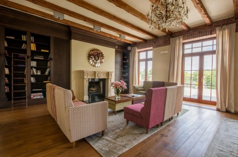 Sala konferencyjna Sala kominkowa z wyjściem na taras w Pałac Warlity Olsztynek