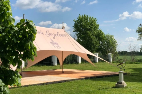 Sala konferencyjna Namiot z drewnianą podłogą w Kompleks Dwór Gogolewo Jarocin