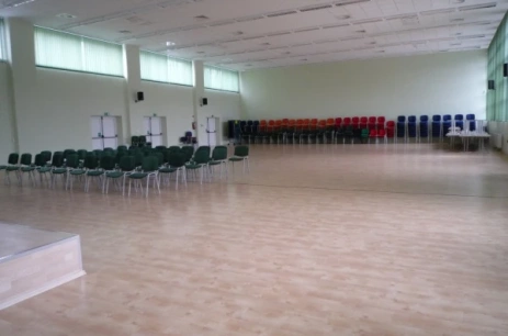 Sala konferencyjna Aula im. Lecha Wałęsy w Konińskie Centrum Kształcenia Konin