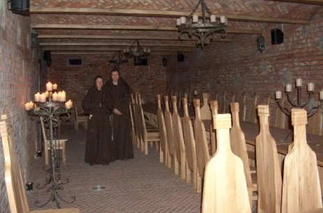 Sala konferencyjna Podziemia w Wigwamy pod księżycem Brzezie