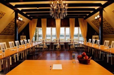 Sala konferencyjna Papierówka (A) z widokiem na jezioro w Jabłoń Lake Resort Pisz