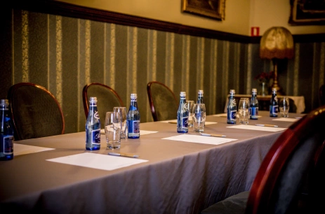 Sala konferencyjna Sala niebieska w historycznych częściach Pałacu Hardta w Pałac Wąsowo Wąsowo