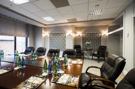 Sala konferencyjna Virgin - ustawienie: boardroom w Leonardo Royal Warsaw Hotel Warszawa