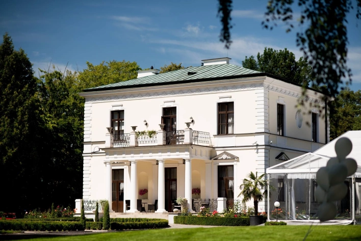 Spotkanie biznesowe z dala od miejskiego zgiełku -  Pałac Rozalin