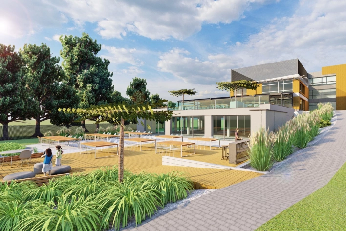 Nowoczesny dwupoziomowy taras z widokiem na Jezioro Sulejowskie – nowa inwestycja Centrum Molo