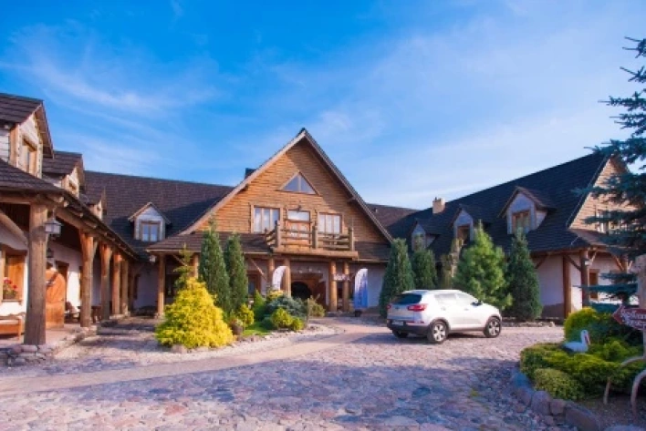 Imprezy firmowe w klimatycznej otulinie Chojnowskiego Parku Krajobrazowego? To możliwe! Polecamy Rancho Pod Bocianem