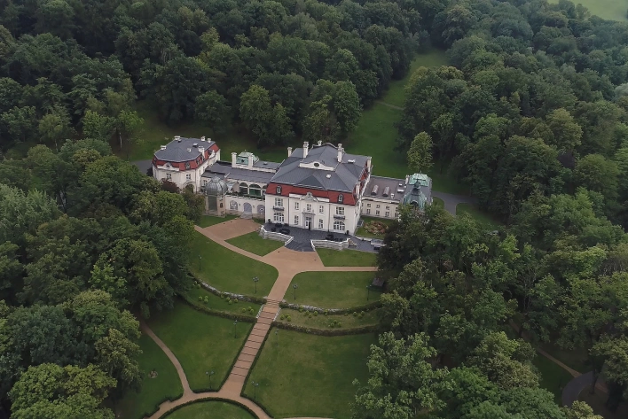 Zorganizuj spotkanie biznesowe w jednej z najbardziej imponujących rezydencji fabrykanckich - polecamy Pałac Goetz!