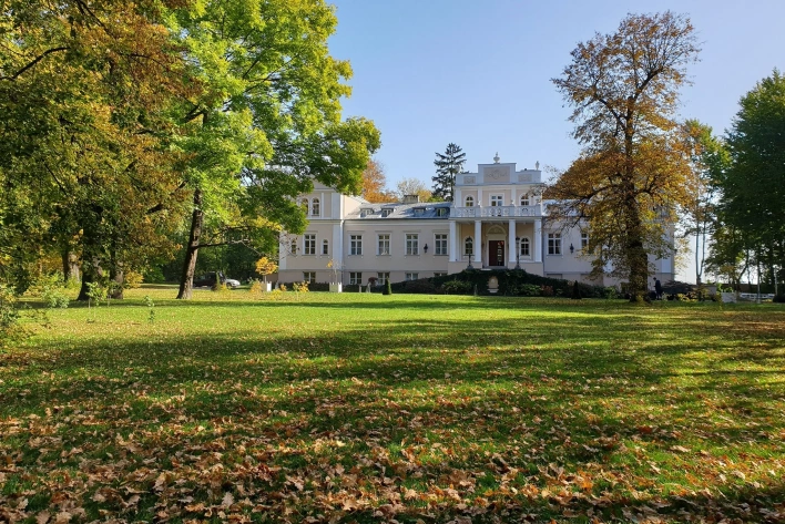 Konferencja w pałacu i integracja pod Warszawą? Polecamy Pałac Zaborówek!