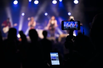 Czy warto prowadzić transmisję live z konferencji?