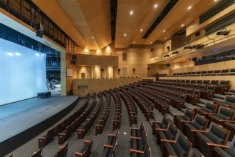 Czym różni się sympozjum od konferencji?