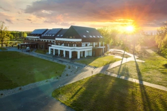 Hotel na Mazurach nad jeziorem, idealny na konferencje i szkolenia - NATURAL HOTEL - EKOLOGICZNY HOTEL z PLAŻĄ NA WYSPIE