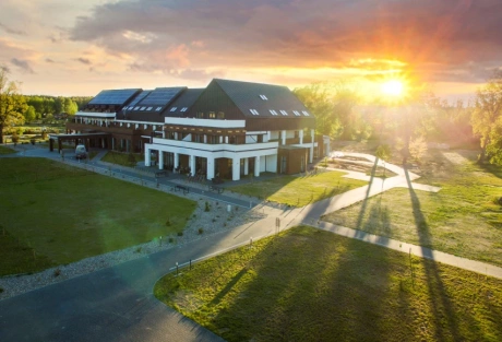 Hotel na Mazurach nad jeziorem, idealny na konferencje i szkolenia - NATURAL HOTEL - EKOLOGICZNY HOTEL z PLAŻĄ NA WYSPIE