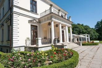 Event pod Warszawą? Polecamy klimatyczny Pałac Rozalin!