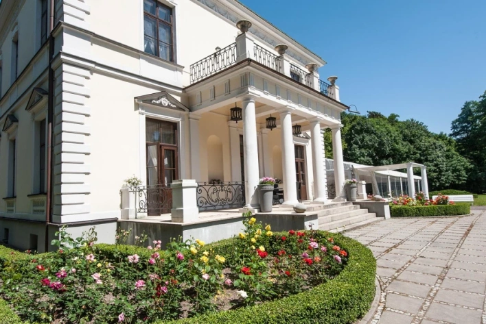 Event pod Warszawą? Polecamy klimatyczny Pałac Rozalin!