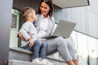 Biznes i rodzina – jak połączyć wyjazd służbowy z opieką nad dzieckiem? Blue Mountain Resort w Szklarskiej Porębie ma rozwiązanie!