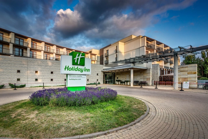 Hotel pod Warszawą z miejscem na eventy w plenerze - Holiday Inn Resort Warszawa Józefów!