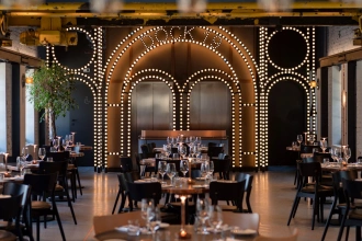 Rooftop z widokiem na panoramę Warszawy i kuchnia Mateusza Gesslera – Restauracja DOCK19 by Mateusz Gessler, idealne miejsce na Twój event!