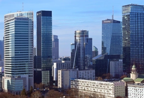 Hotel Puro przy skrzyżowaniu ulic Twarda i Mariańska