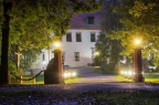 Pałac Krobielowice brama wjazdowa wieczorem