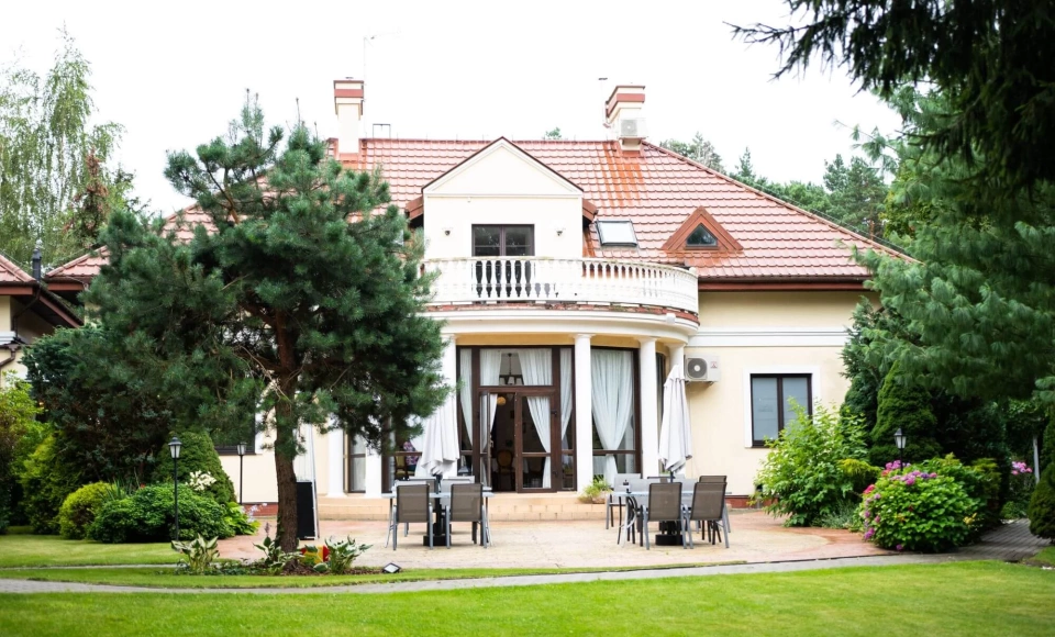 Dwór Konstancin ***