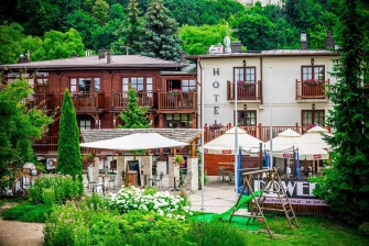 Hotel i Restauracja „DWA KSIĘŻYCE”