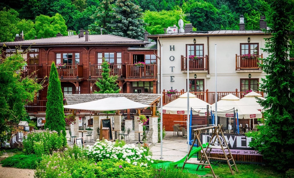 Hotel i Restauracja „DWA KSIĘŻYCE”