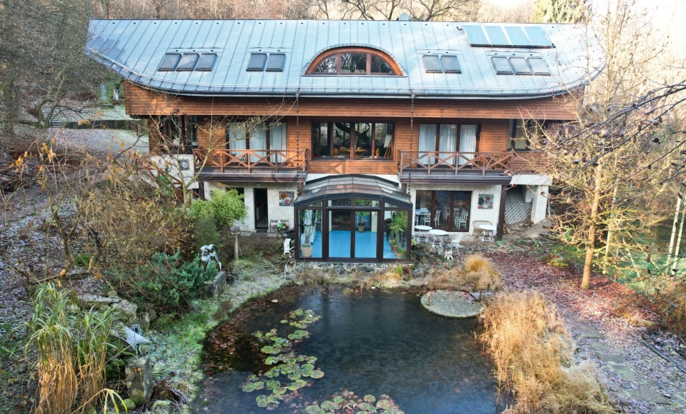 Ekosamotnia w leśnym ogrodzie