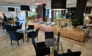 -W rezerwacie     -Przy plaży na wyspie     -Z basenem i spa na III kondygnacji     -Pokoje wellness z saunami Obiekt konferencyjny / 1