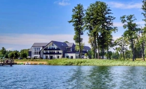 Natural Hotel Eco&Conference  - W rezerwacie     - Przy plaży na wyspie     - Z basenem i spa na III kondygnacji     - Pokoje wellness z saunami Obiekt konferencyjny / 1